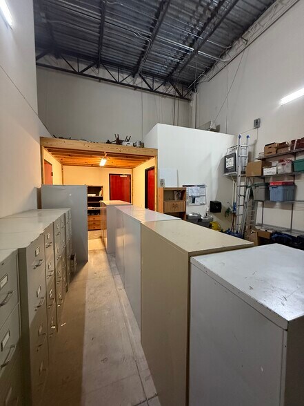 More Photos Of 1701-1745 Banks Rd, Margate Light Distribution For Lease