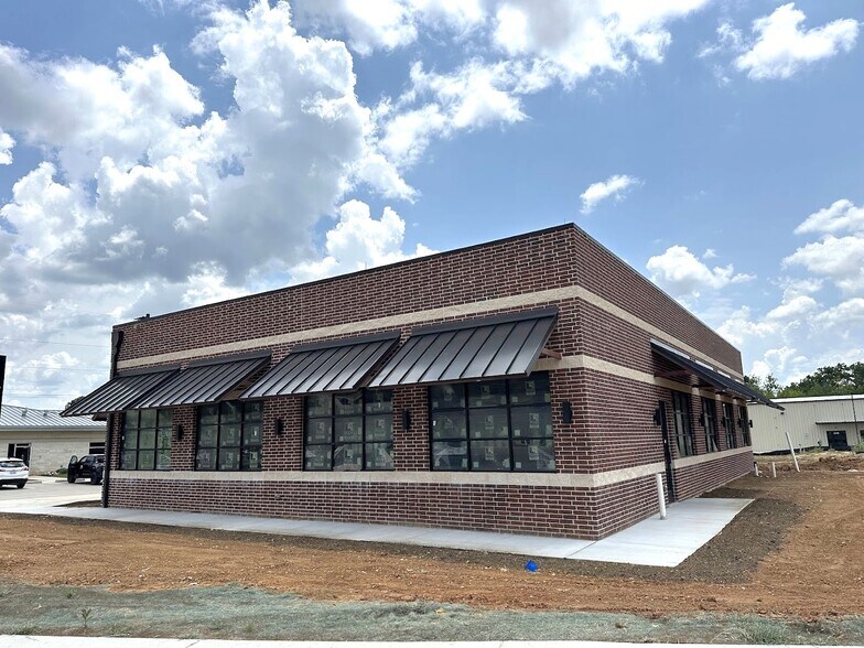 More Photos Of 3622 Duchess, Denton Office For Lease