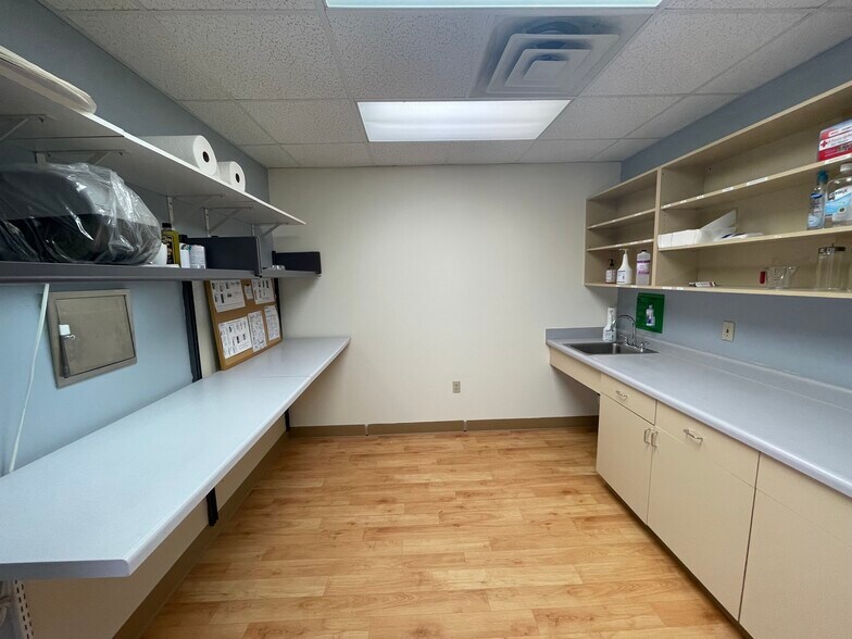 More Photos Of 1125 E Michigan Ave, Battle Creek Storefront Retail Office For Lease