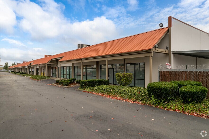 More Photos Of 835 Central Ave N, Kent Light Manufacturing For Lease