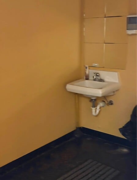 More Photos Of 25500 5 Mile Rd, Redford Township Storefront For Sale