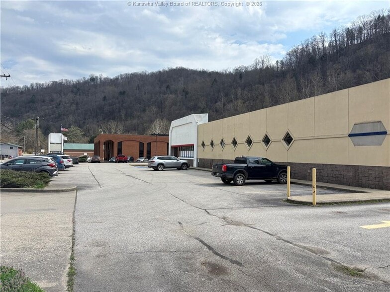 More Photos Of 173 Main St, Clay Drugstore For Lease
