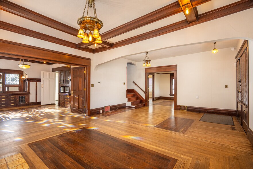 More Photos Of 990 W 7th Ave, Eugene Office For Sale