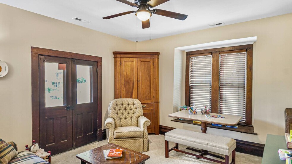 More Photos Of 323 Ballengee St, Hinton Office For Sale