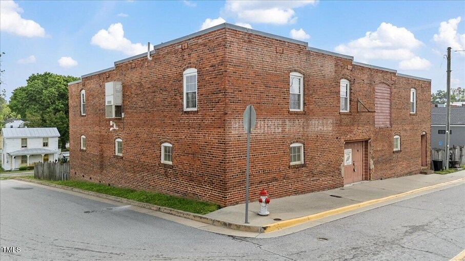 More Photos Of 306 W Main St, South Hill Flex For Lease