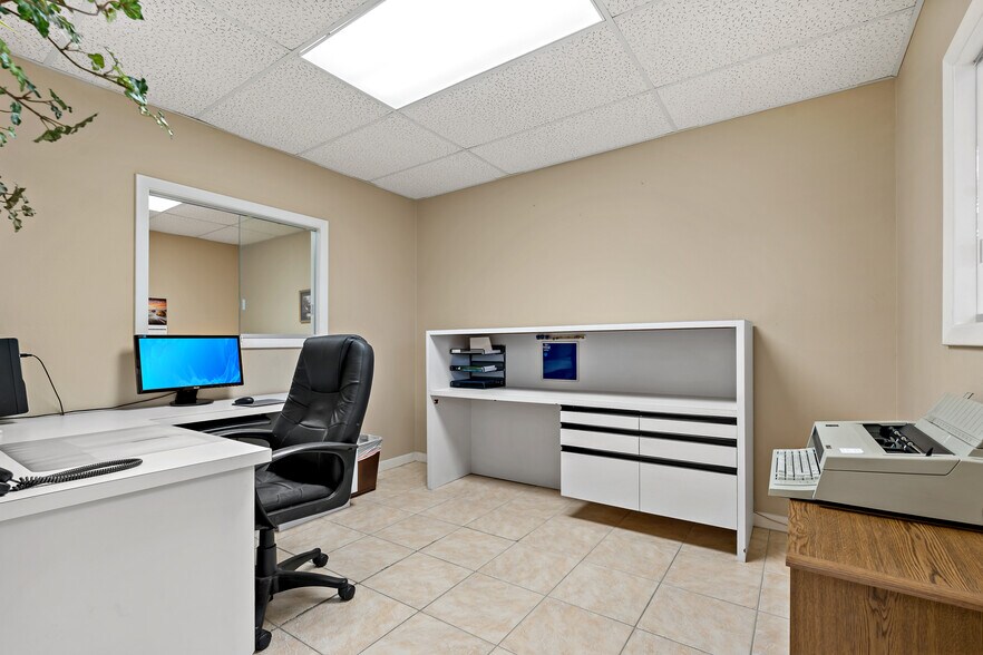 More Photos Of 567 Avenue K SE, Winter Haven Office For Sale