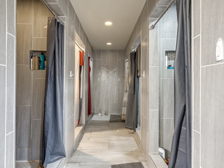 More Photos Of 702 S Lahoma Ave, Norman Dormitory For Sale