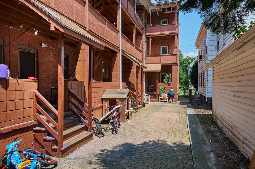 More Photos Of 18 Orchard St, Northampton Apartments For Sale