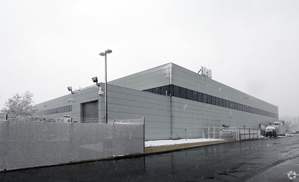More Photos Of 425 Meadowlands Pky, Secaucus Warehouse For Lease