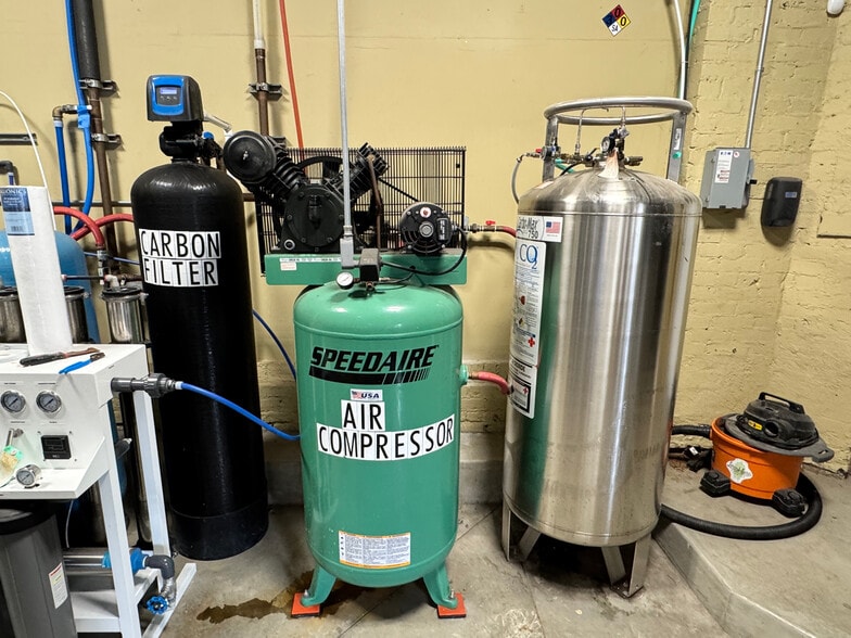 More Photos Of 585 E Thompson Blvd, Ventura Restaurant For Sale