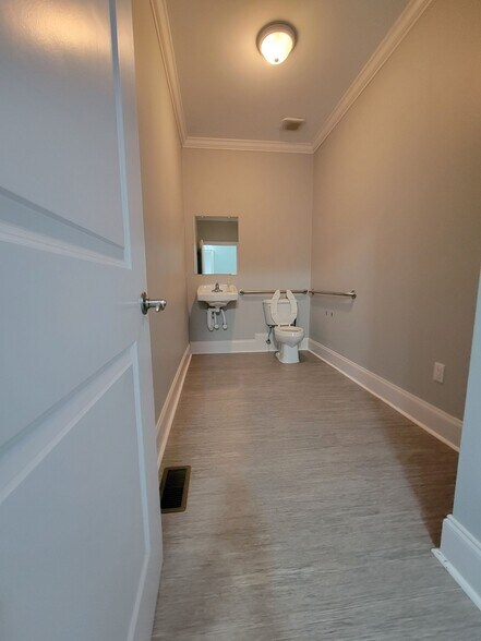 More Photos Of 182 Ben Burton Cir, Bogart Office For Sale