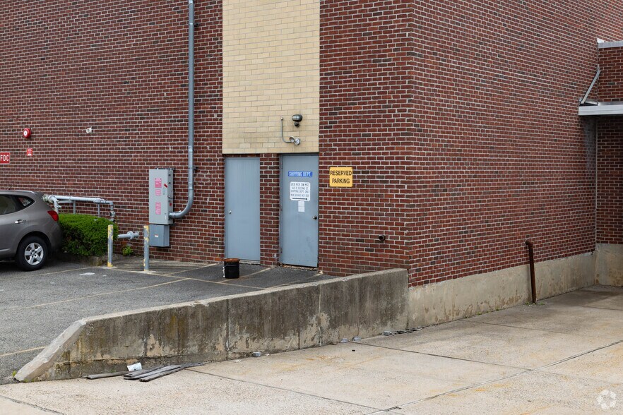 More Photos Of 11 E 2nd St, Mineola Warehouse For Lease