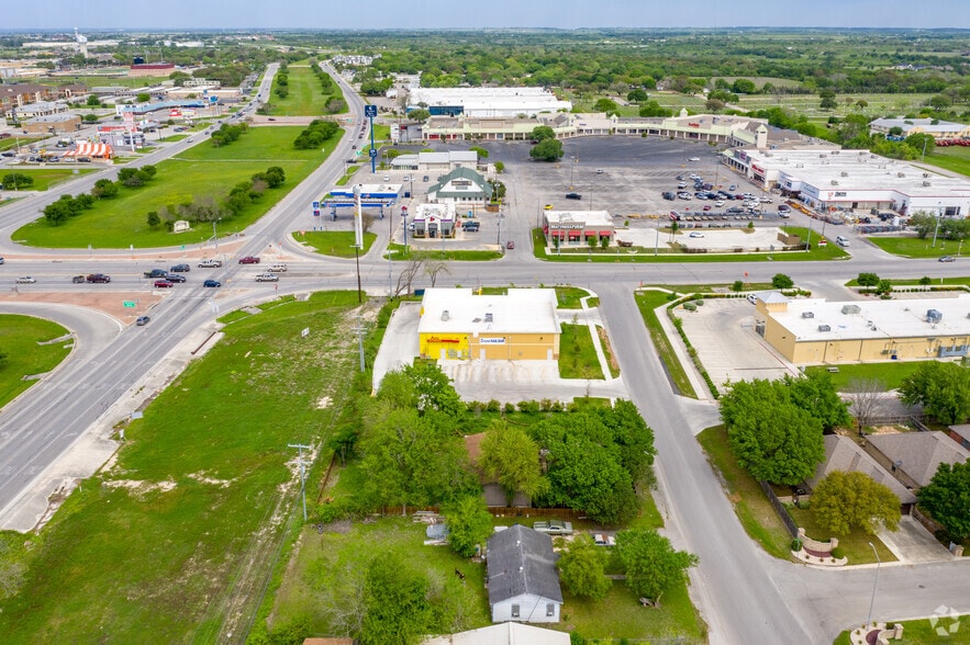 More Photos Of 1499 E Court St, Seguin Storefront For Lease