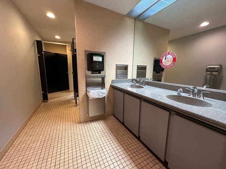 More Photos Of 8831-8833 Gross Point Rd, Skokie Office For Lease