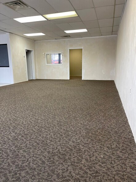 More Photos Of 2518-2536 W 13th St, Wichita Auto Repair For Lease