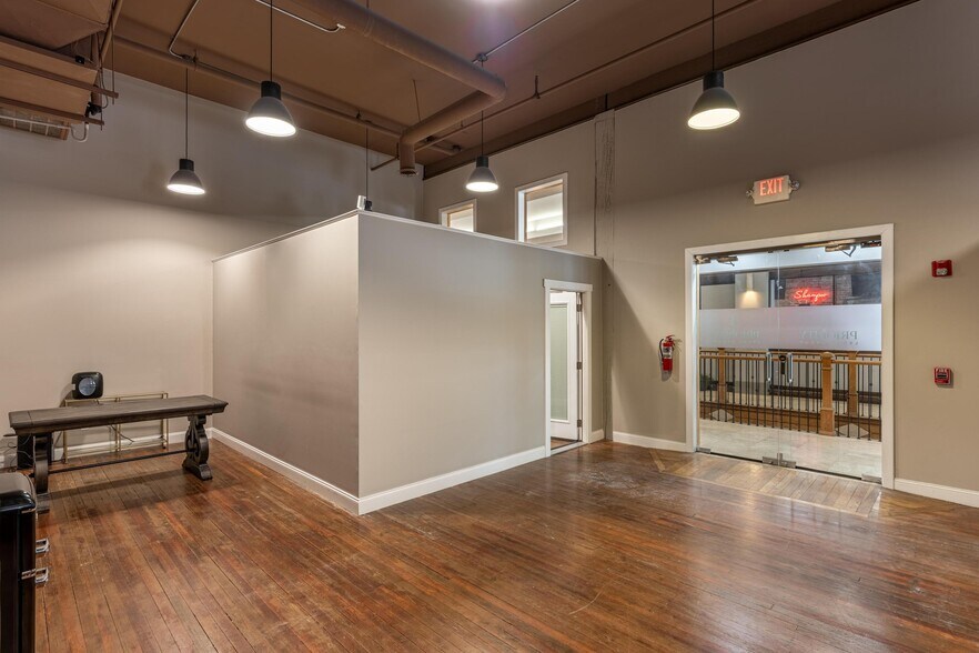 More Photos Of 1463 Market St, Chattanooga Storefront Retail Office For Sale