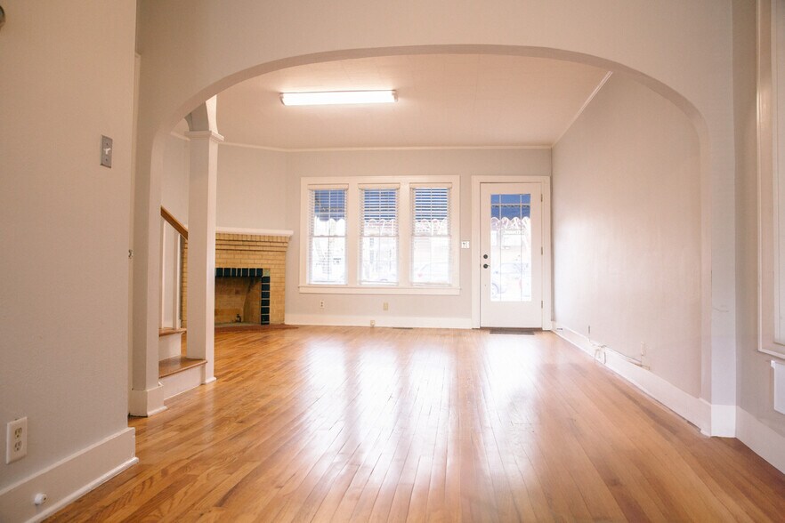 More Photos Of 355 N College Ave, Fayetteville Office Residential For Lease