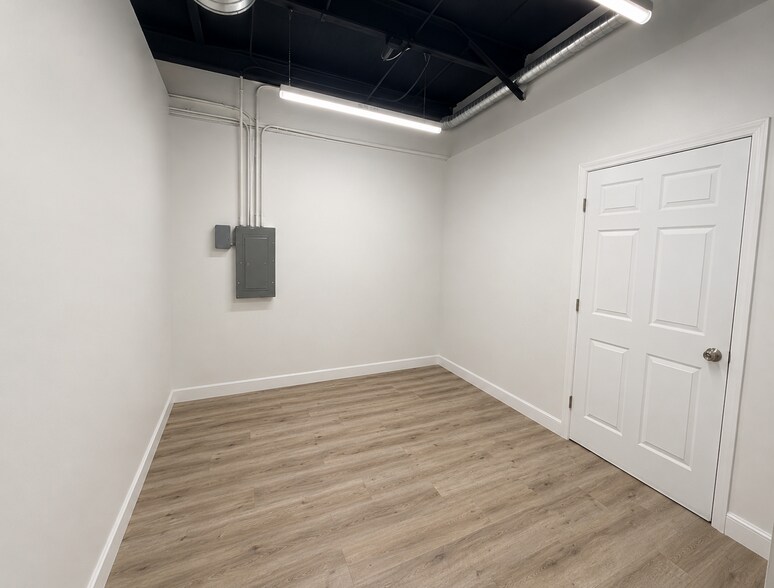 More Photos Of 5100 E Broadway Ave, Tampa Showroom For Sale