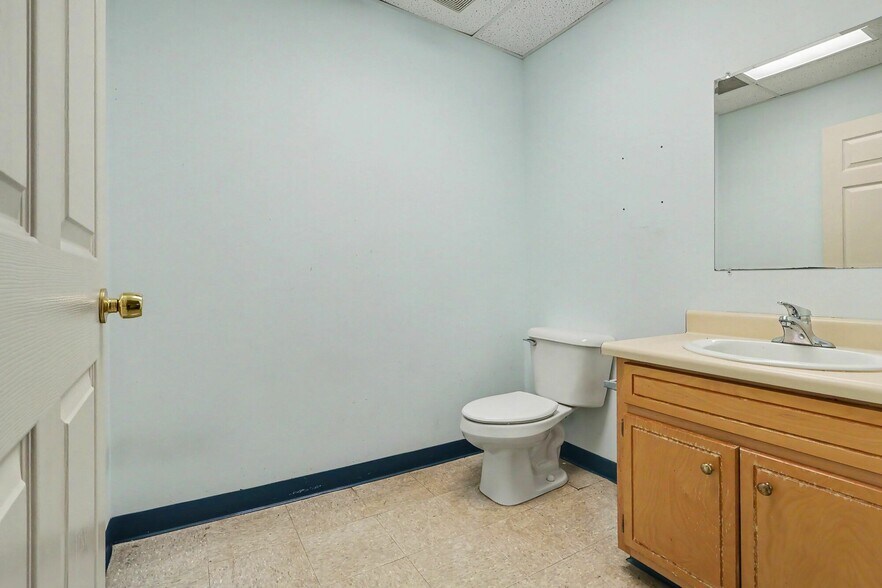 More Photos Of 1445 Cleveland Ave, East Point Showroom For Sale