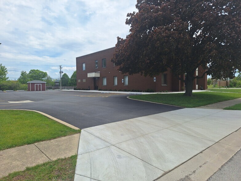 More Photos Of 600 E Higgins Rd, Elk Grove Village Office For Lease