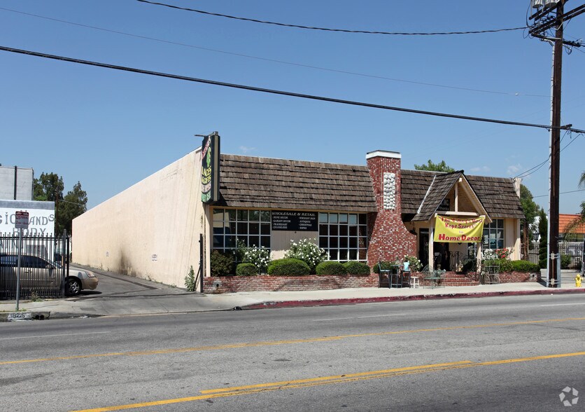 More Photos Of 18215-18217 Parthenia St, Northridge Storefront For Lease