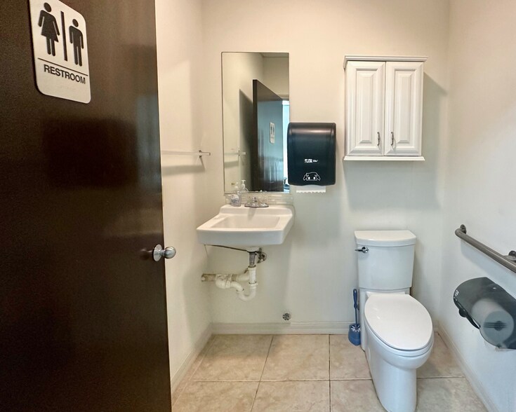 More Photos Of 2540 Metrocentre Blvd, West Palm Beach Medical For Lease