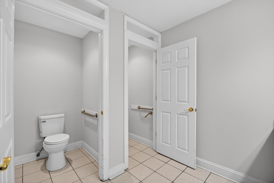 More Photos Of 168 Faulconerville Dr, Amherst Flex For Sale