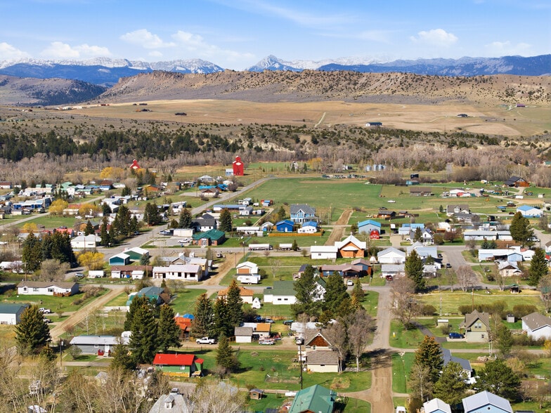 More Photos Of 210 Miles Ave, Clyde Park Specialty For Sale