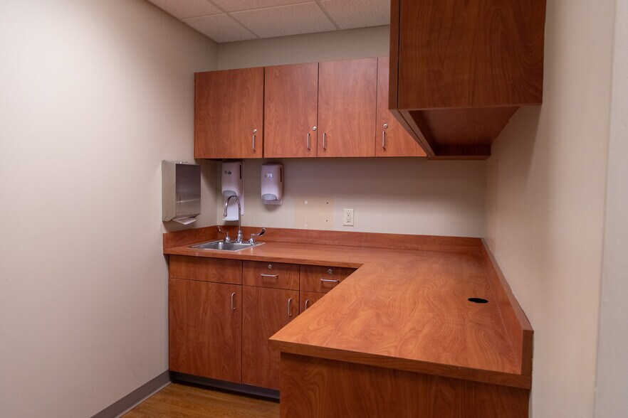 More Photos Of 16909 Lakeside Hills Ct, Omaha Medical For Lease