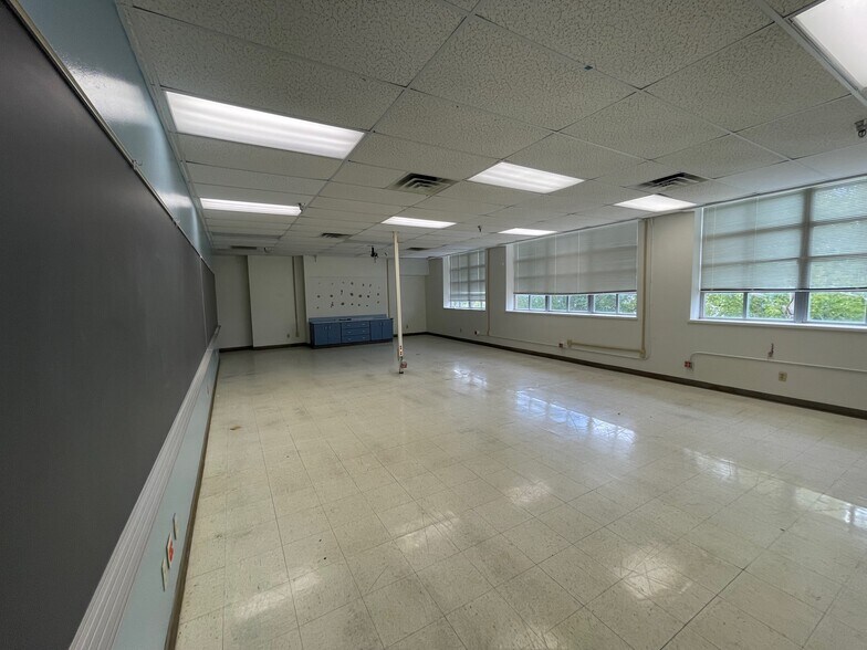 More Photos Of 216 E College St, Seguin Flex For Sale