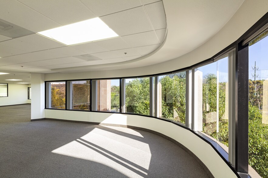 More Photos Of 2011 Palomar Airport Rd, Carlsbad Office For Lease