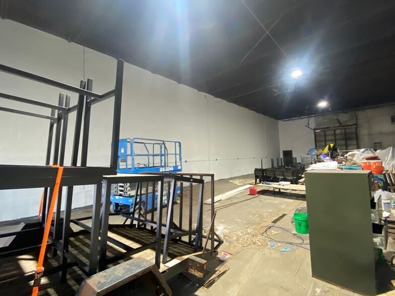 More Photos Of 709-711 Borvan Ave, Ashwaubenon Warehouse For Lease