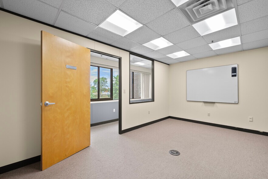 More Photos Of 1 Olde North Rd, Chelmsford Office For Lease