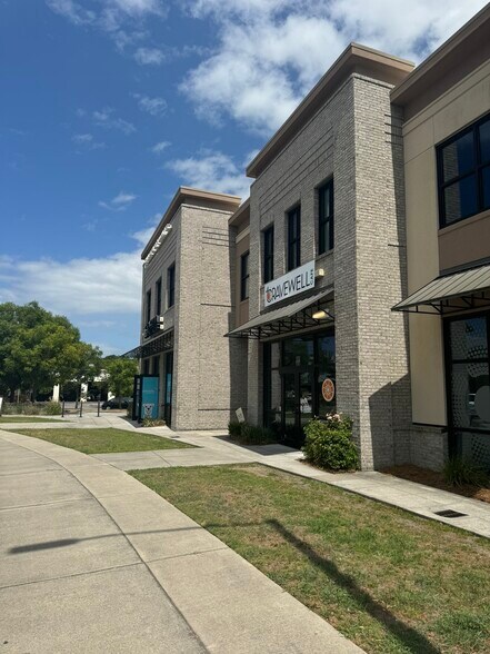 More Photos Of 695 Johnnie Dodds Blvd, Mount Pleasant Storefront Retail Office For Lease