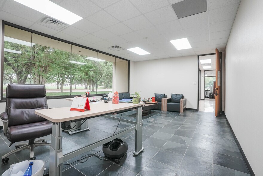 More Photos Of 10410 Corporate Dr, Sugar Land Research And Development For Lease