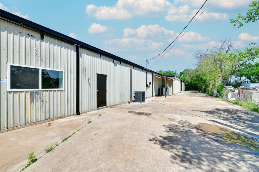 More Photos Of 3115 Sabine St, Forest Hill Warehouse For Sale