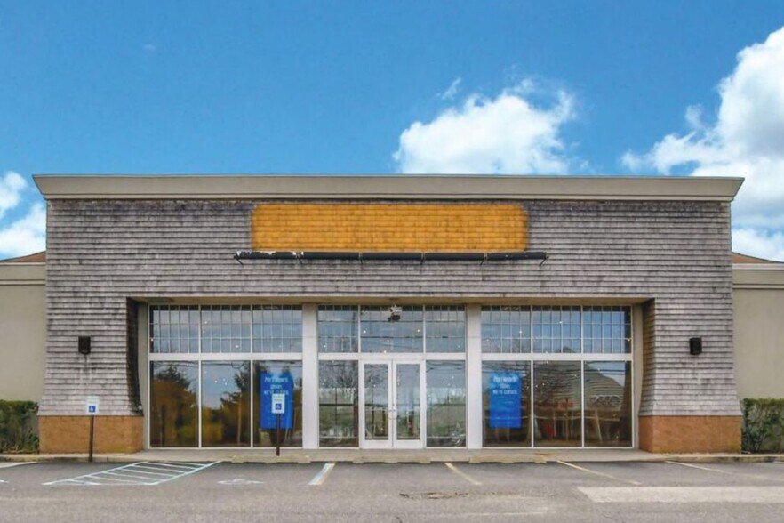 More Photos Of 54 Montauk Hwy, Southampton Freestanding For Sale