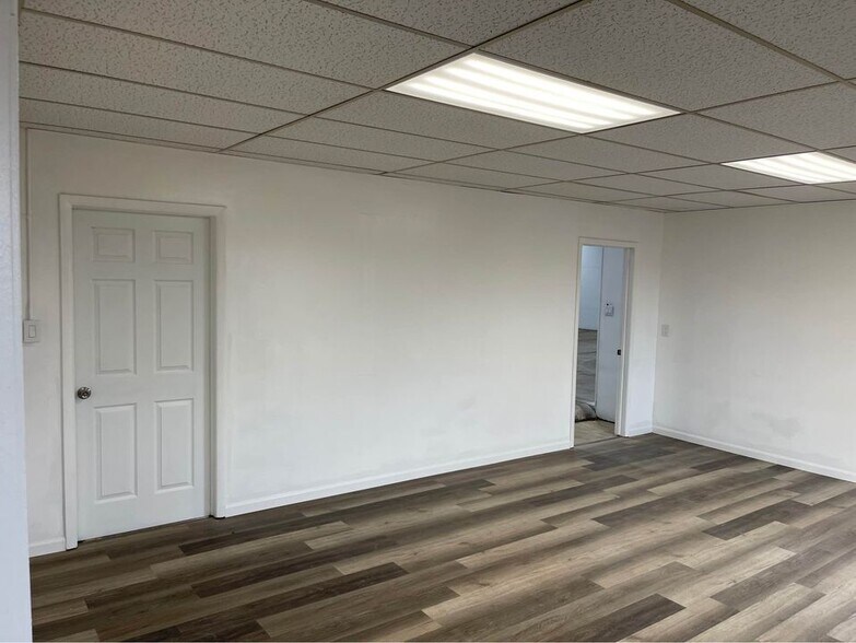 More Photos Of 210 Chestnut St, Sterling Showroom For Lease