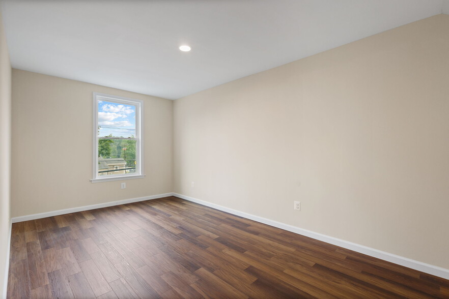 More Photos Of 8519 Chestnut Ave, Bowie Storefront For Sale