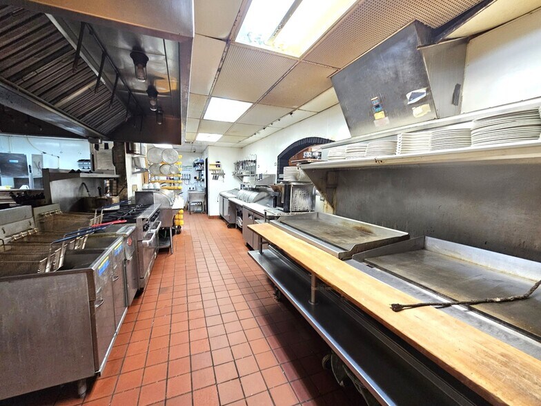 More Photos Of 1902 N Merrill Ave, Glendive Showroom For Sale