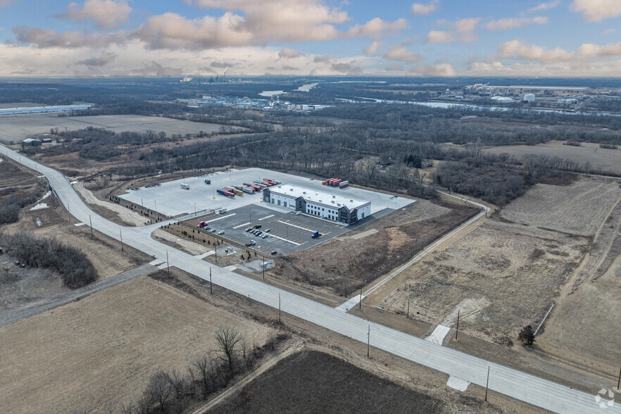 More Photos Of 3901 Houbolt Rd, Joliet Warehouse For Lease