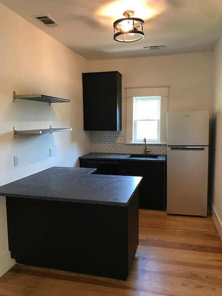 More Photos Of 729 N Bishop Ave, Dallas Office For Sale