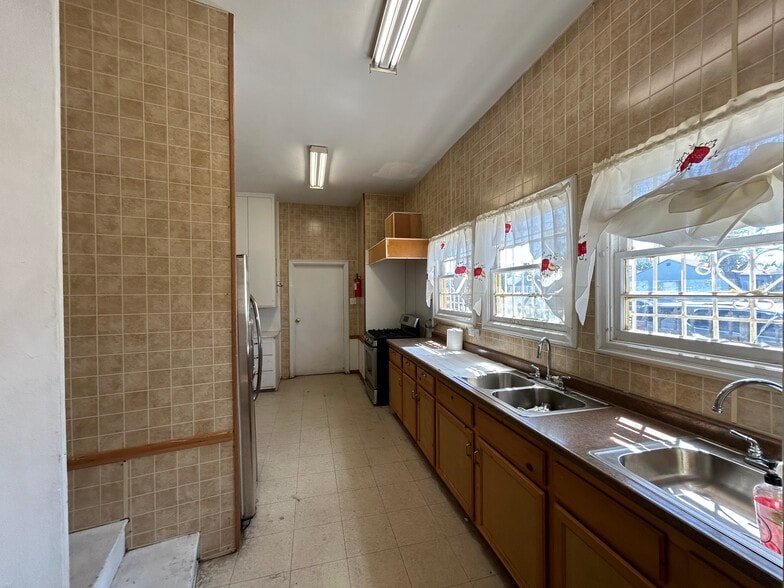 More Photos Of 1202 E Plymouth St, Long Beach Religious Facility For Sale