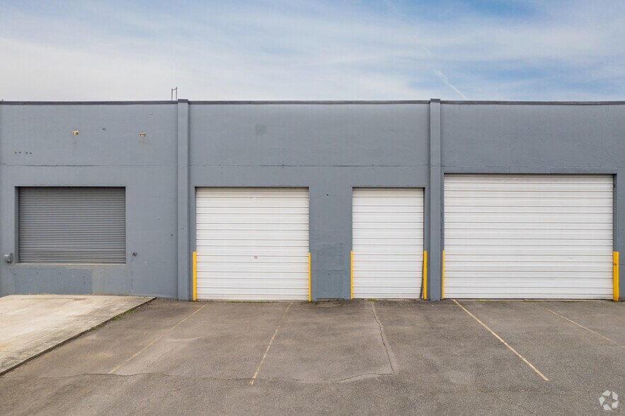 More Photos Of 2515-2517 SE Mailwell Dr, Milwaukie Manufacturing For Lease