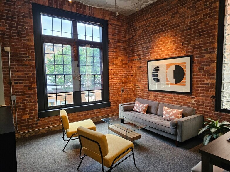 More Photos Of 7 S Laurens St, Greenville Office For Sale
