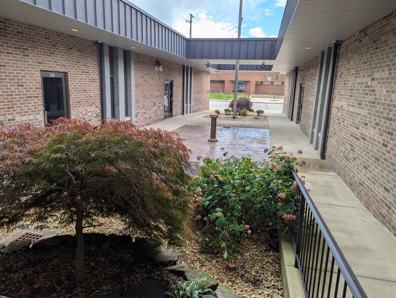 More Photos Of 123 N 15th St, Mattoon Office For Sale