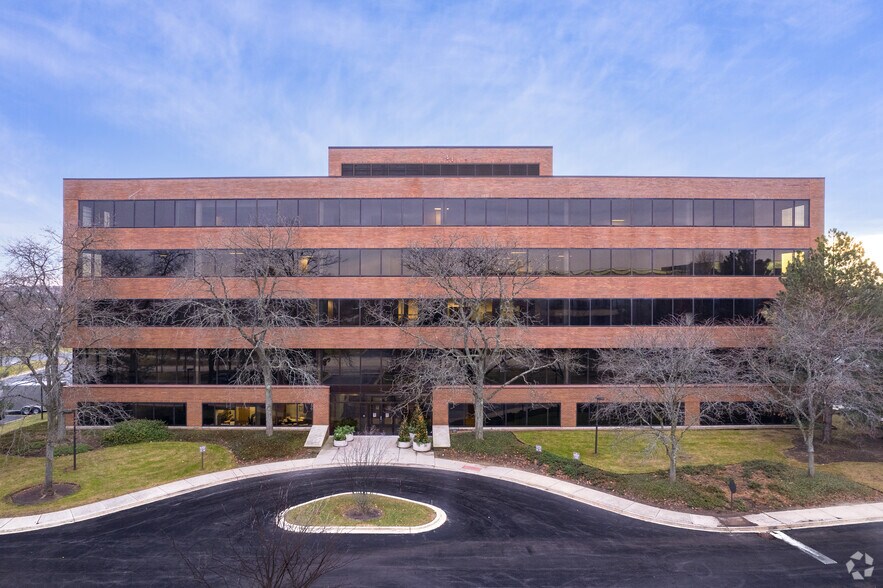 More Photos Of 1 Overlook Pt, Lincolnshire Unknown For Lease