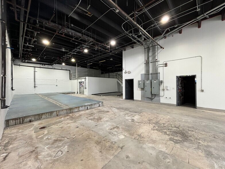 More Photos Of 120 NW 24th St, Miami Warehouse For Lease