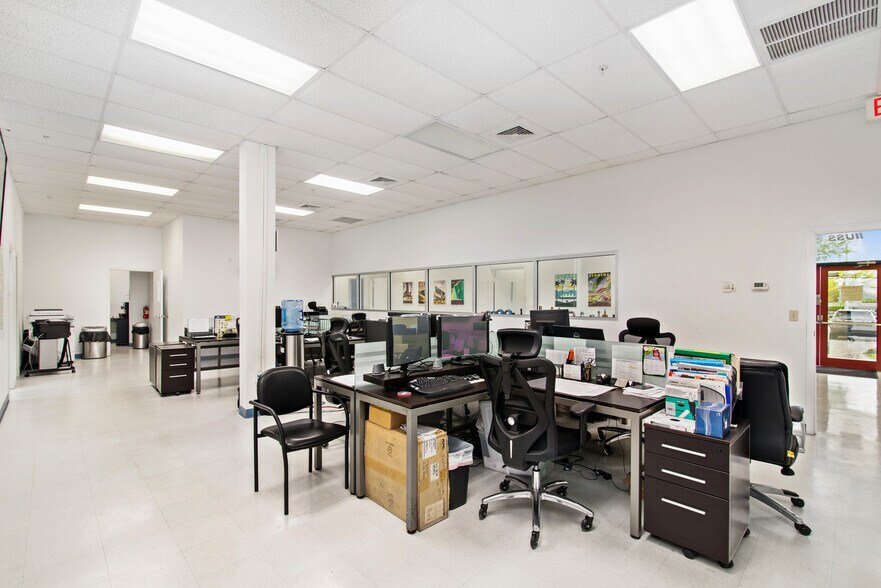 More Photos Of 2805-2889 N Commerce Pky, Miramar Distribution For Lease