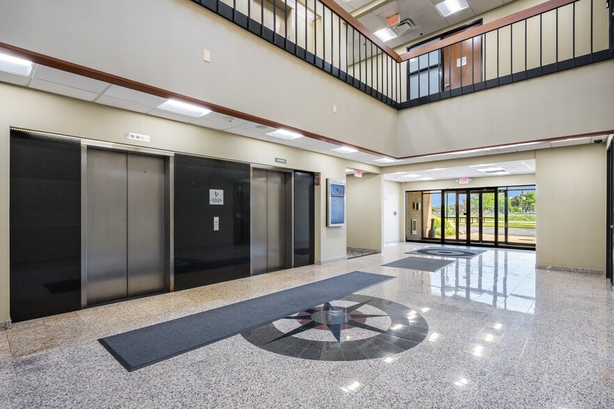 More Photos Of 10700 W Higgins Rd, Rosemont Office For Sale